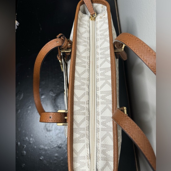 NWT MICHAEL KORS MEDIUM SNAP POCKET TOTE. CREAM/BROWN. - Picture 5 of 10